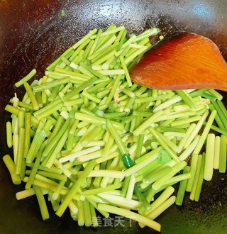 蒜苔炒鸡蛋的做法步骤：5