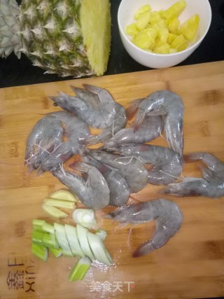 菠萝炒大虾的做法步骤：1