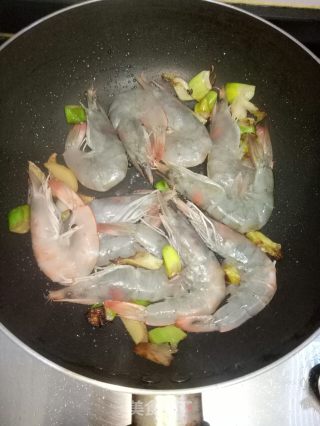 菠萝炒大虾的做法步骤：4