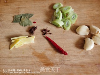 红烧排骨的做法步骤：2