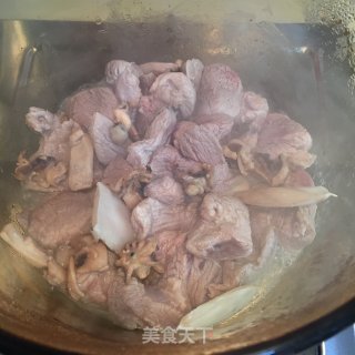 墨鱼干煲瘦肉的做法步骤：3