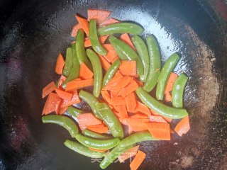 甜豆荚炒肉的做法步骤：5