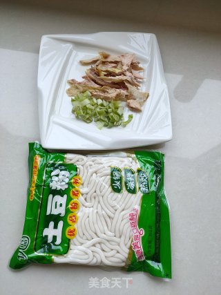 鸡肉土豆粉的做法步骤：1