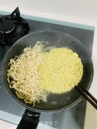 清汤泡面的做法步骤：1