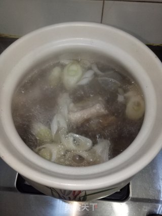 莲藕排骨汤的做法步骤：3