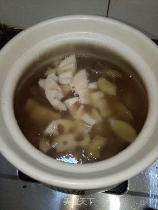 莲藕排骨汤的做法步骤：4