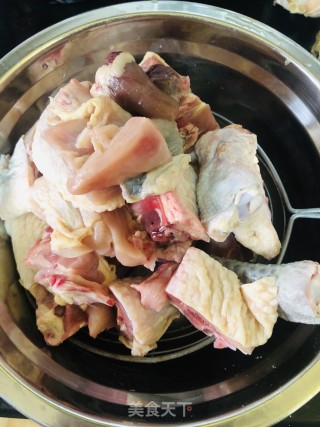 松茸炖鸡的做法步骤：1