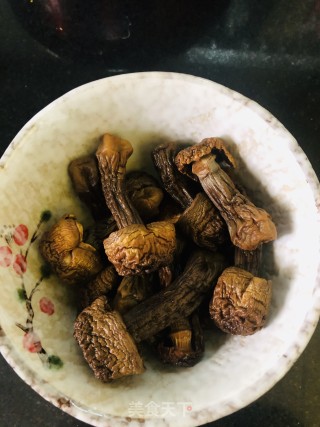 松茸炖鸡的做法步骤：2