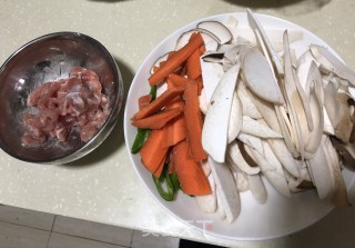 双素炒肉片的做法步骤：1