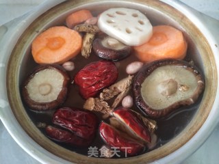胡萝卜香菇蜜枣汤的做法步骤：2