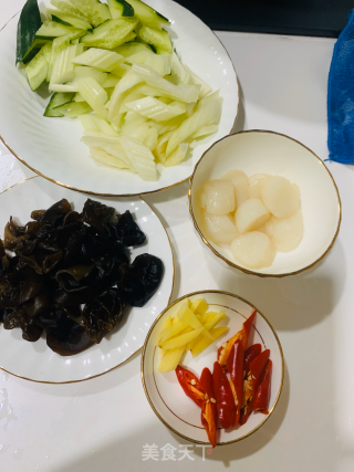 西芹黄瓜木耳带子的做法步骤：2