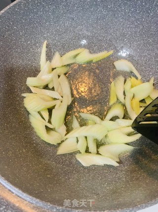 西芹黄瓜木耳带子的做法步骤：4