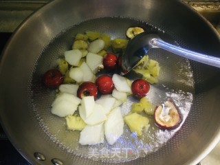 春日润燥杂果糖水的做法步骤：4