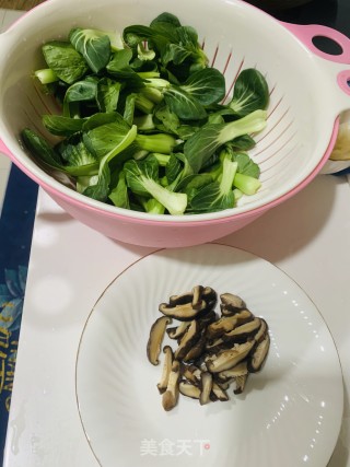 香菇青菜的做法步骤：1