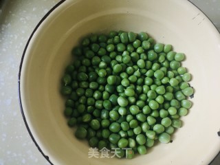 清炒豌豆的做法步骤：1