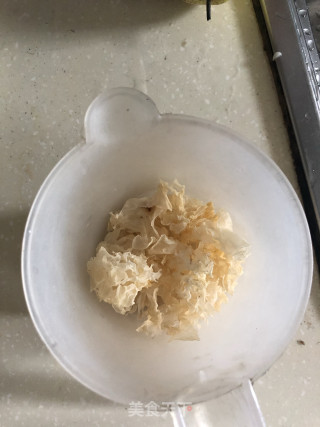 冰糖银耳雪梨润肺汤的做法步骤：1