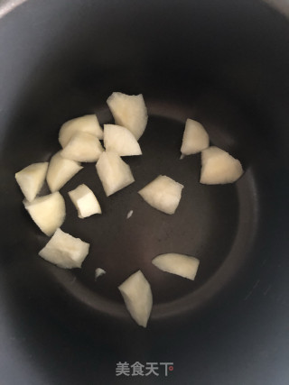冰糖银耳雪梨润肺汤的做法步骤：2