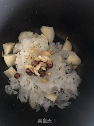 冰糖银耳雪梨润肺汤的做法步骤：3
