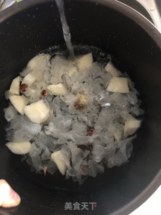 冰糖银耳雪梨润肺汤的做法步骤：4