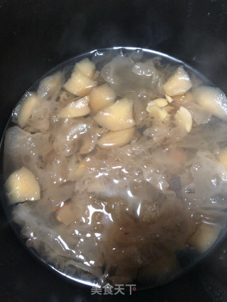 冰糖银耳雪梨润肺汤的做法步骤：5