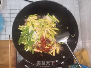 可遇而不可求的腌肉炒竹笋的做法步骤：9