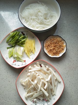 白萝卜虾皮蘑菇汤的做法步骤：4