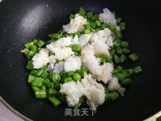 鸭蛋甜豆角炒饭的做法步骤：6