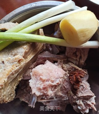小萝卜炖咸鲜排骨汤的做法步骤：1