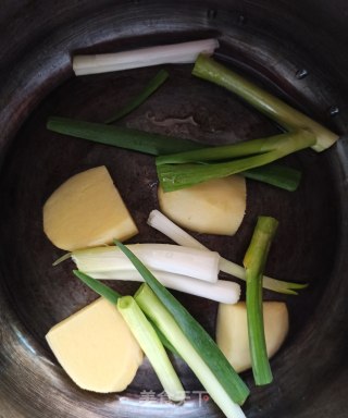 小萝卜炖咸鲜排骨汤的做法步骤：2