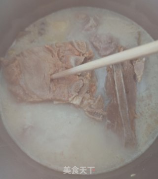小萝卜炖咸鲜排骨汤的做法步骤：6