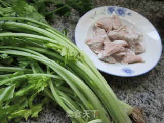 肉燕炒芹菜的做法步骤：1