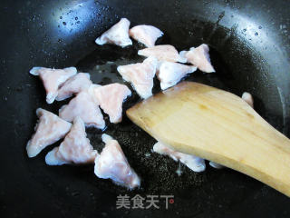 肉燕炒芹菜的做法步骤：4