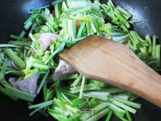 肉燕炒芹菜的做法步骤：5