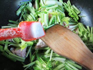肉燕炒芹菜的做法步骤：6