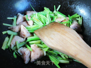 肉燕炒芹菜的做法步骤：8
