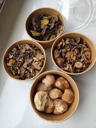 排骨菌菇汤的做法步骤：1