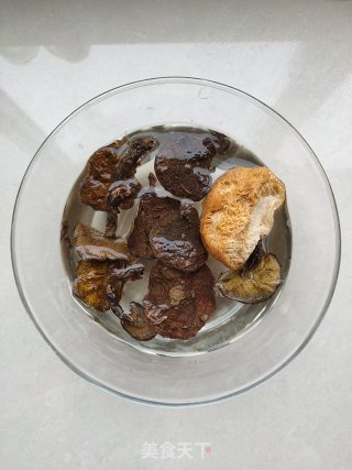 排骨菌菇汤的做法步骤：2