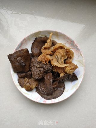 排骨菌菇汤的做法步骤：3