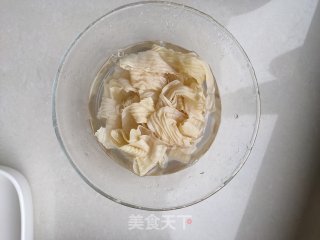 苜蓿炒豆皮的做法步骤：2