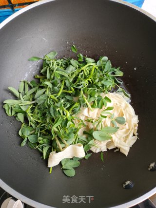 苜蓿炒豆皮的做法步骤：5