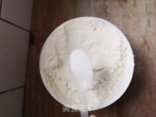 手擀面的做法步骤：1