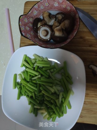 蒜毫蘑菇炒肉的做法步骤：1