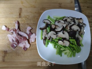 蒜毫蘑菇炒肉的做法步骤：3
