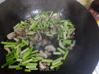 蒜毫蘑菇炒肉的做法步骤：6