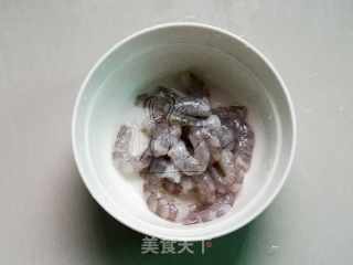 韭菜花鲜虾蛋花汤的做法步骤：2