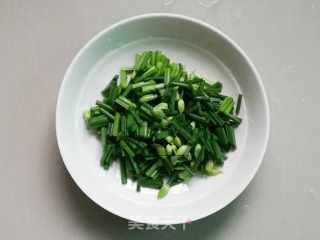 韭菜花鲜虾蛋花汤的做法步骤：3
