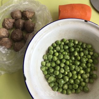 牛肉丸炒双色丁的做法步骤：1