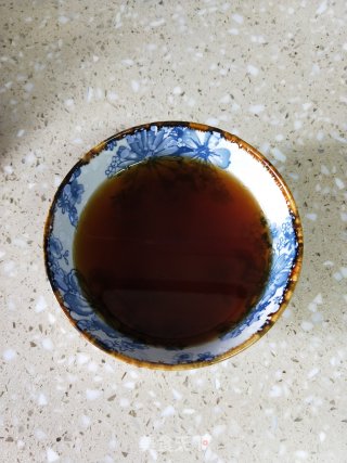 艾叶娘酒煮鸡蛋的做法步骤：2