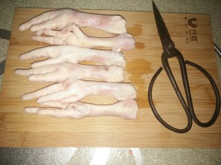酸辣无骨鸡爪的做法步骤：1