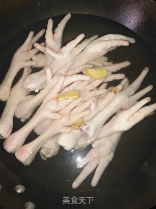 酸辣无骨鸡爪的做法步骤：2